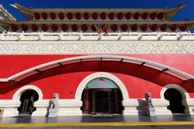 Alfortville, Fransa - 17 Eylül 2025: Huatian Chinagora otel kompleksinin kıvrımlı çatı köşeleri ve geleneksel jöleli çatı fayansları ile Çin esinlenilmiş mimarisinin manzarası.