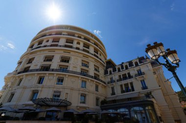 Monte Carlo, Monako - 26 Temmuz 2025: Mimarlık, Hotel de Paris 'in dış görünüşü. Lüks bir otel, Monte Carlo 'nun merkezinde bir yaz günü. .