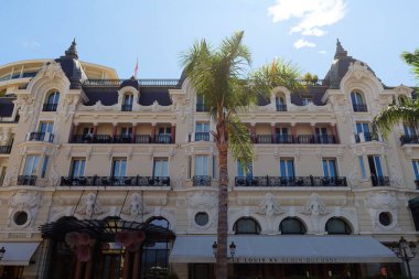 Monte Carlo, Monako - 26 Temmuz 2025: Mimarlık, Hotel de Paris 'in dış görünüşü. Lüks bir otel, Monte Carlo 'nun merkezinde bir yaz günü. .