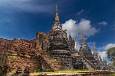 Mavi gökyüzü ve acient Tapınağı. Wat Phra Si Sanphet Authaya, Tayland