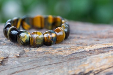 Kaplan gözü taş bilezik güdük ahşap üzerine