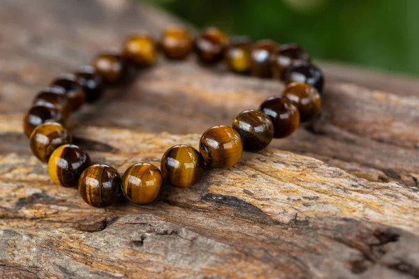 Tigeraugen Steinarmband Auf Dem Baumstumpf — Stockfoto