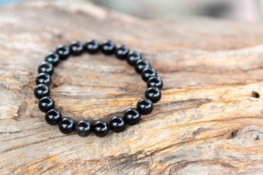 Oniks taş bilezik güdük ahşap üzerine