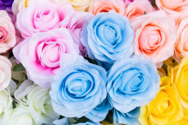 Renkli yapay çiçek kullanmak arka plan olmak