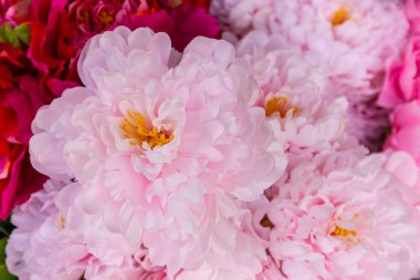 Renkli yapay çiçek kullanmak arka plan olmak