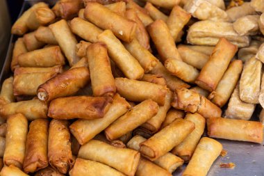 Derin yağda kızartılmış Çin böreği. Bangkok'un Çin şehirdeki sokak gıda