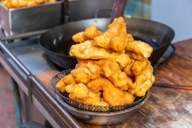 Hamur veya Çince lokma Youtiao veya Çince breadstrick olarak da bilinen Çin kızarmış