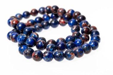 Beyaz arka plan üzerinde lapis lazuli taş bilezik