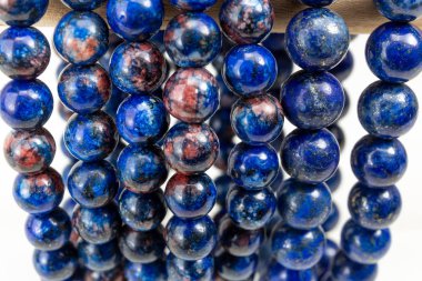 Beyaz arka plan üzerinde lapis lazuli taş bilezik