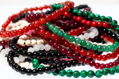 Beyaz arka plan üzerinde taş bilezik grup