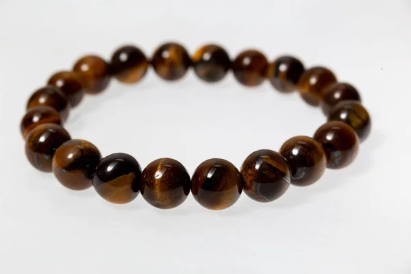 Kaplan taş bilezik beyaz arka plan üzerinde göz.