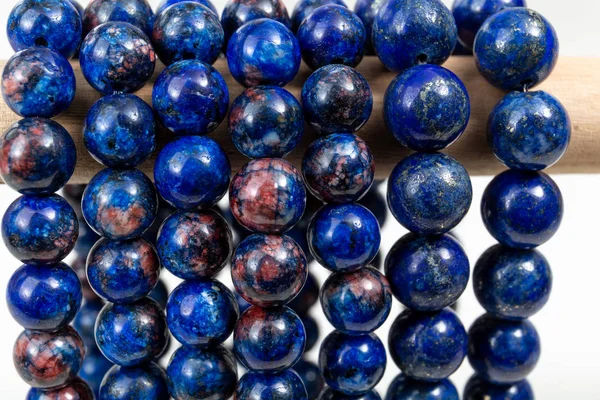 Den Lapis Lazuli Stone Armbånd Hvid Baggrund - Stock-foto