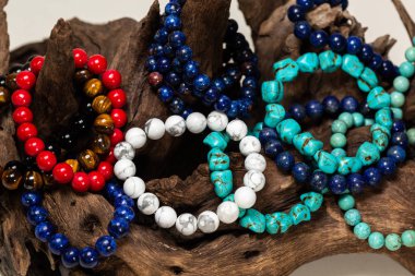 Grup güdük ahşap üzerine birçok taş bilezik