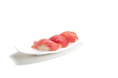 Suşi whtie plaka üzerinde beyaz arka plan üzerinde