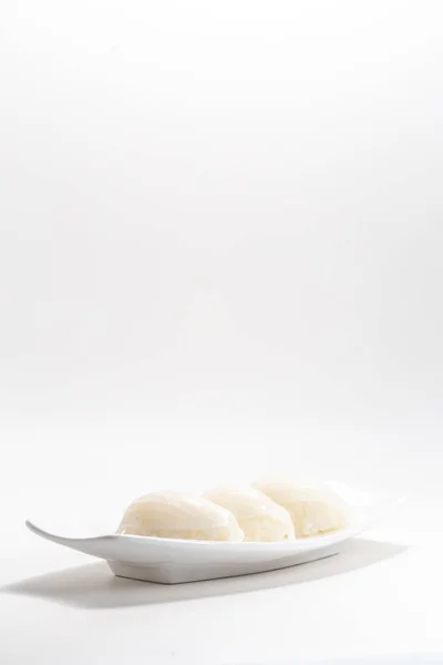 Sushi Whtie Plate Fundo Branco — Fotografia de Stock