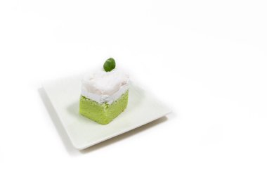 Tatlı pasta beyaz arka plan üzerinde beyaz çanak üzerinde