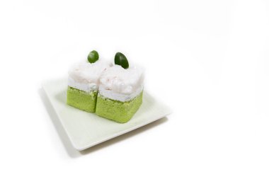 Tatlı pasta beyaz arka plan üzerinde beyaz çanak üzerinde