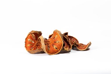 beyaz zemin üzerine kurutulmuş bael meyve dilimleri