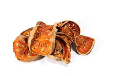 beyaz zemin üzerine kurutulmuş bael meyve dilimleri