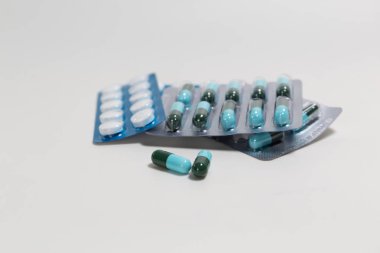 Beyaz, mavi ve diğer renkler tıbbi hap. Hapları plastik 