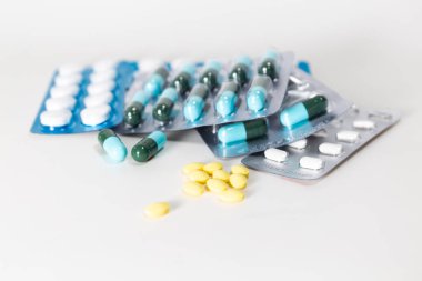 Beyaz, mavi ve diğer renkler tıbbi hap. Hapları plastik 