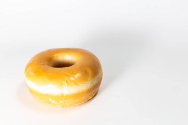 Beyaz arka planda tatlı çörek