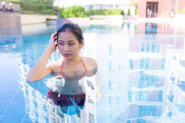 Nettes Mädchen im Pool — Stockfoto