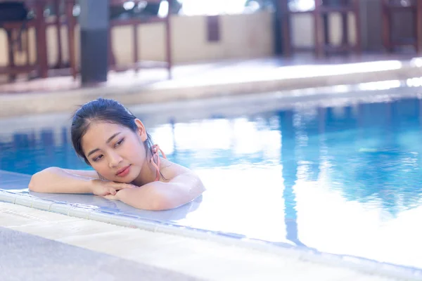 Nettes Mädchen im Pool — Stockfoto