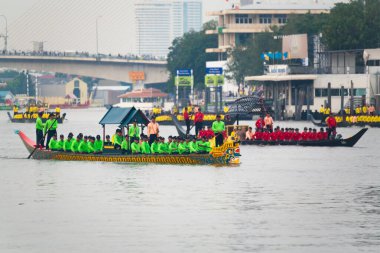 Kraliyet mavnası alayının provasını yapın.