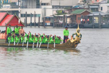 Kraliyet mavnası alayının provasını yapın.