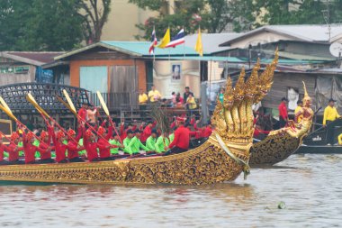 Kraliyet mavnası alayının provasını yapın.