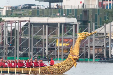 Kraliyet mavnası alayının provasını yapın.