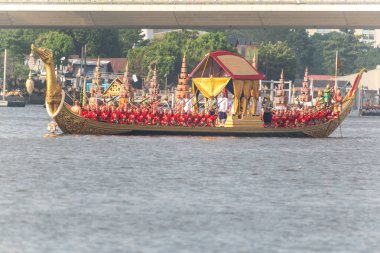Kraliyet mavnası alayının provasını yapın.