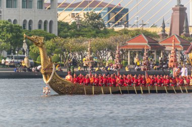 Kraliyet mavnası alayının provasını yapın.