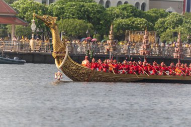 Kraliyet mavnası alayının provasını yapın.