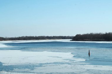 Kış nehir. Ufuk. Buzlu nehir