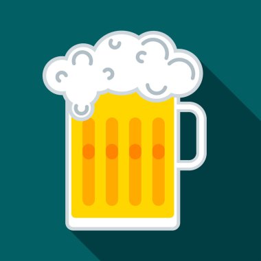 Cam bira bardağı bira ve bir kap beyaz kabarık köpük ile