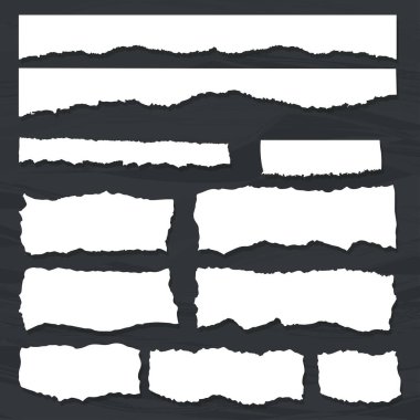 Hurda kağıt ahşap arka plan üzerinde. Beyaz sayfa yırtık parçaları.