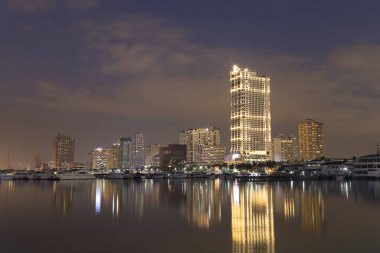 Manila Körfezi'nin gece manzarası, Harbour Square, Manila, Filipinler