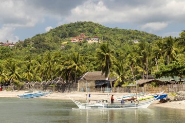 Anilao plaj ve iskelede tekneler, Batangas, Filipinler