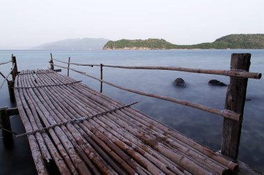 Tingloy adasında denize ahşap bir köprü iskelesi, Filipinler