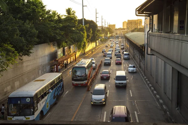 Manila, Filipinler: Yoğun saatlerde Edsa caddesinde trafik