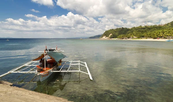 Anilao Batangas Yakınlarında Denizde Bir Tekne — Stok fotoğraf