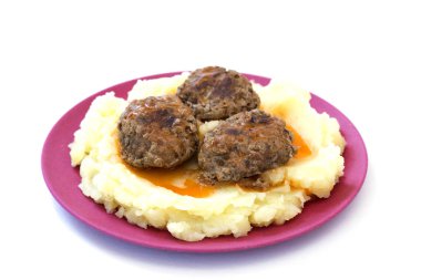 Bir tabak izole patates püresi ve sos ile pişmiş köfte