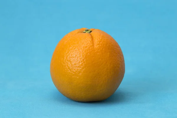 青い背景に大きなオレンジ — ストック写真