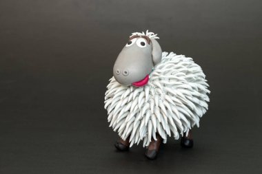 Siyah arka planda kil koyun modelleme