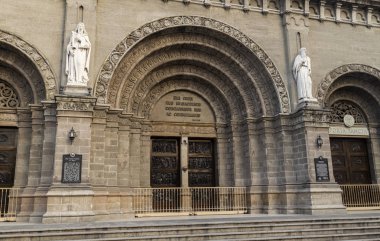 Manila Katedrali'ne giriş, Filipinler, İntramuros