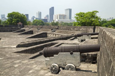 16. yüzyılda kale Intramuros ve toplar inşa