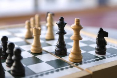 Satranç tahtası üzerinde ahşap satranç taşları