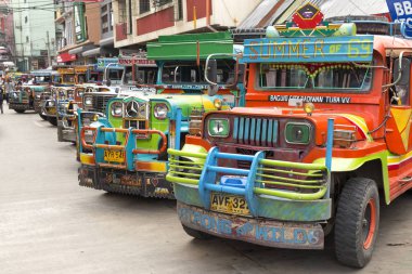 Baguio, Filipinler - 3 Haziran 2016: Renkli jeepney'ler ile jeepney istasyonu sıraya girdi